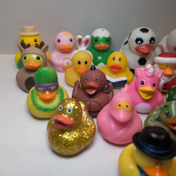 Lot Of 24 Rubber Ducks Jeep Ducking Miscellaneous Holiday Sport Glitter Party - Picture 7 of 16